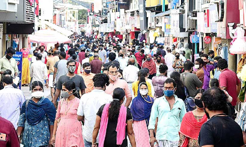 ഉത്രാടപ്പാച്ചിലിൽ നിറഞ്ഞ്​, തിരക്കിൽ മുങ്ങി നഗരം