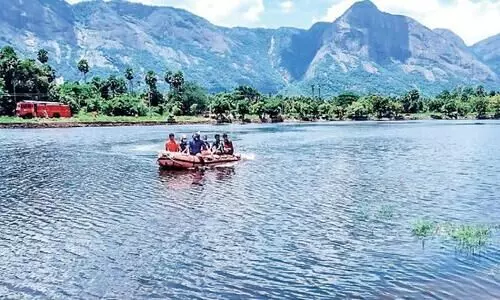 കു​ള​ത്തി​ൽ കാ​ണാ​താ​യ യു​വാ​വി​നാ​യി തി​ര​ച്ചി​ൽ ഇ​ന്നും തു​ട​രും
