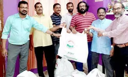 തി​ര​ഞ്ഞെ​ടു​ത്ത കു​ടും​ബ​ങ്ങ​ൾ​ക്ക്​ ഒാ​ണ​ക്കി​റ്റ്​ ന​ൽ​കി