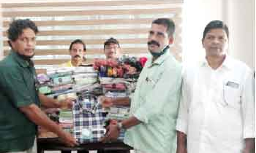 ത​ണ​ൽ ഓ​ണ​ക്കോ​ടി​ക​ൾ കൈ​മാ​റി