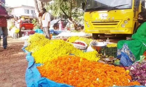 വർണപ്പൂക്കളുമായി അവരെത്തി