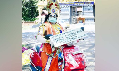 മാവേലി വേഷമിട്ട് നരി നാരായണ​െൻറ ബൈക്ക് യാത്ര