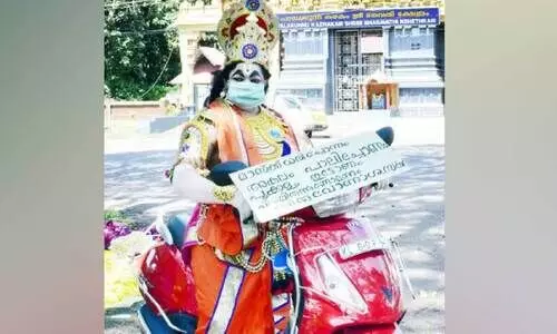 മാവേലി വേഷമിട്ട് നരി നാരായണ​െൻറ ബൈക്ക് യാത്ര