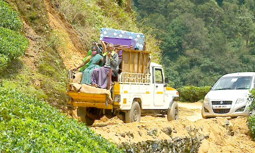 ഇനി പെട്ടിമുടിയിൽ വേല സെയ്യമുടിയാത്; നൊമ്പരംപേറി അവർ മടങ്ങി ഇനി പെട്ടിമുടിയിൽ വേല സെയ്യമുടിയാത്; നൊമ്പരംപേറി അവർ മടങ്ങി