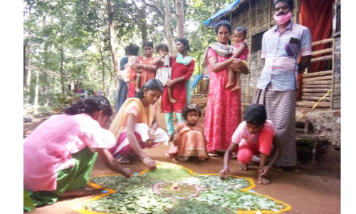 കാടുപൂക്കുന്ന നേരം ഓണമെത്തിയാൽ കാടി​െൻറ മക്കളെങ്ങനെ അത്തപ്പൂക്കളമൊരുക്കാതിരിക്കും