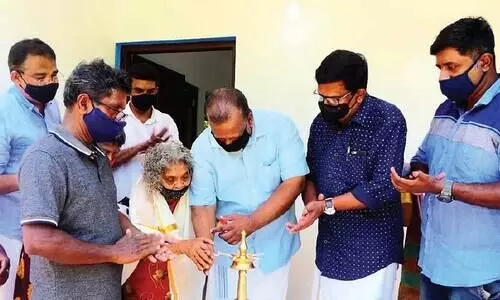 സുമനസ്സുകൾ കൈകോർത്തു, കൃഷ്ണവേണിക്കും മകൾക്കും ഓലക്കൂരയിൽനിന്ന് മോചനം