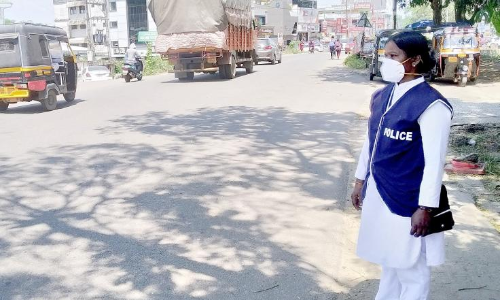 തെരുവുനായ്ക്കള്‍ക്കും പക്ഷികള്‍ക്കും ആശ്രയമായ ജ്യോതി പൊലീസ് വളൻറിയര്‍ കുപ്പായത്തിൽ