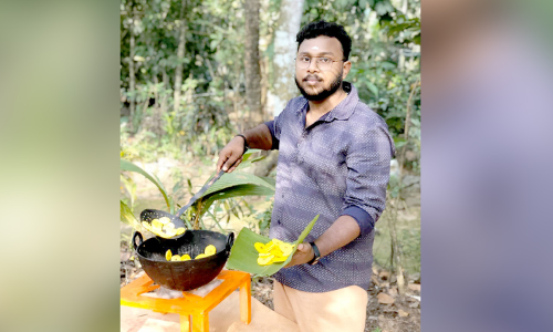 തെര്‍മോക്കോളില്‍ വറചട്ടിയും ഉപ്പേരിയും ഒരുക്കി വിദ്യാർഥി