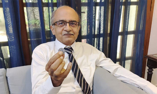 ആ ഒരു രൂപ ധവാൻ തന്നു -വൈറലായി പ്രശാന്ത്​ ഭൂഷ​െൻറ ചിത്രം