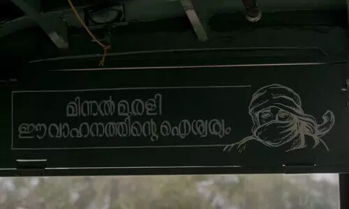 മലയാളത്തിലെ ലക്ഷണമൊത്ത സൂപ്പർഹീറോ മിന്നൽ മുരളിയുടെ വെടിക്കെട്ട്​ ടീസർ