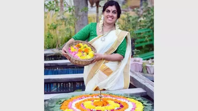 പൂവിനുള്ളിൽ പൂവിടർത്തി ഇന്ന് തിരുവോണം