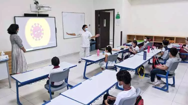 ക്ലാസ് മുറികൾ തുറന്നു; മാസ്കിട്ട് അവരെത്തി ക്ലാസ് മുറികൾ തുറന്നു; മാസ്കിട്ട് അവരെത്തി