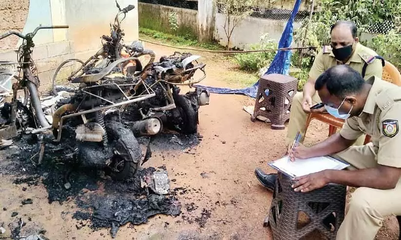 പീഡനക്കേസ്​ പ്രതിയുടെ വീട്ടിലെ ബൈക്കുകൾ തീവെച്ച് നശിപ്പിച്ചു