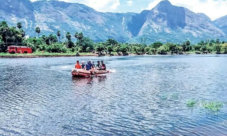 കു​ള​ത്തി​ൽ കാ​ണാ​താ​യ യു​വാ​വി​നാ​യി തി​ര​ച്ചി​ൽ ഇ​ന്നും തു​ട​രും