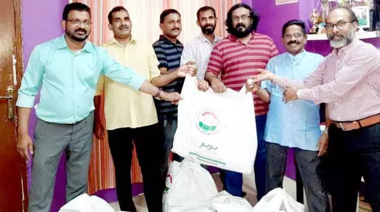 തിരഞ്ഞെടുത്ത കുടുംബങ്ങൾക്ക് ഒാണക്കിറ്റ് നൽകി തിരഞ്ഞെടുത്ത കുടുംബങ്ങൾക്ക് ഒാണക്കിറ്റ് നൽകി