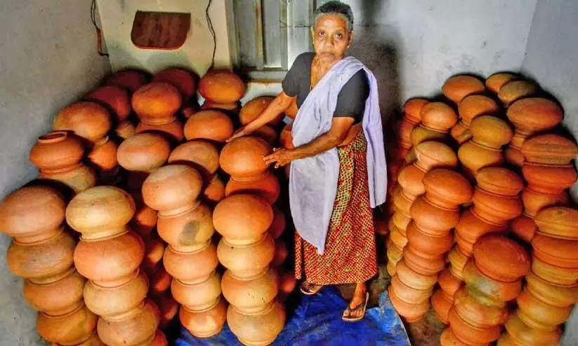 വിഷു പോയി ഓണവും; വീണുടഞ്ഞ് മൺപാത്ര വ്യവസായം വിഷു പോയി ഓണവും; വീണുടഞ്ഞ് മൺപാത്ര വ്യവസായം