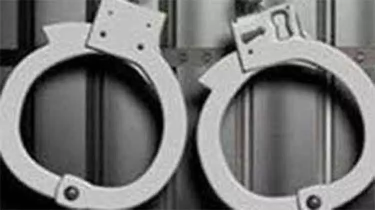 മകളെ ഉപേക്ഷിച്ച് പോയ യുവതിയും പ്രേരണാക്കുറ്റത്തിന് സുഹൃത്തും അറസ്റ്റിൽ മകളെ ഉപേക്ഷിച്ച് പോയ യുവതിയും പ്രേരണാക്കുറ്റത്തിന് സുഹൃത്തും അറസ്റ്റിൽ