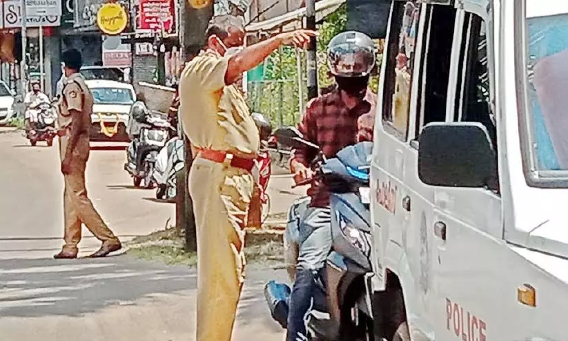 കോവിഡ്​ മറന്നു; ഉത്രാടദിനത്തിൽ മൂ​വാ​റ്റു​പു​ഴയിൽ വൻ തിരക്ക്​