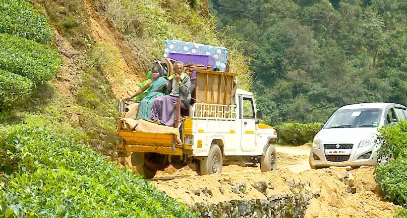 ഇനി പെട്ടിമുടിയിൽ വേല സെയ്യമുടിയാത്; നൊമ്പരംപേറി അവർ മടങ്ങി ഇനി പെട്ടിമുടിയിൽ വേല സെയ്യമുടിയാത്; നൊമ്പരംപേറി അവർ മടങ്ങി