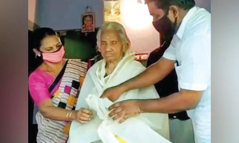 ഗ്രാമത്തിെൻറ മുത്തശ്ശിക്ക് നാടിെൻറ ആദരം ഗ്രാമത്തിെൻറ മുത്തശ്ശിക്ക് നാടിെൻറ ആദരം