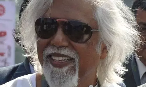 അവീക്​ സർക്കാർ പി.ടി.​െഎ ചെയർമാൻ