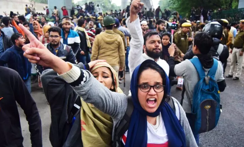 അപകീർത്തികരമായ ലേഖനം: ലദീദ ഫർസാനയും അയിശ റെന്നയും വക്കീൽ നോട്ടീസ് അയച്ചു അപകീർത്തികരമായ ലേഖനം: ലദീദ ഫർസാനയും അയിശ റെന്നയും വക്കീൽ നോട്ടീസ് അയച്ചു