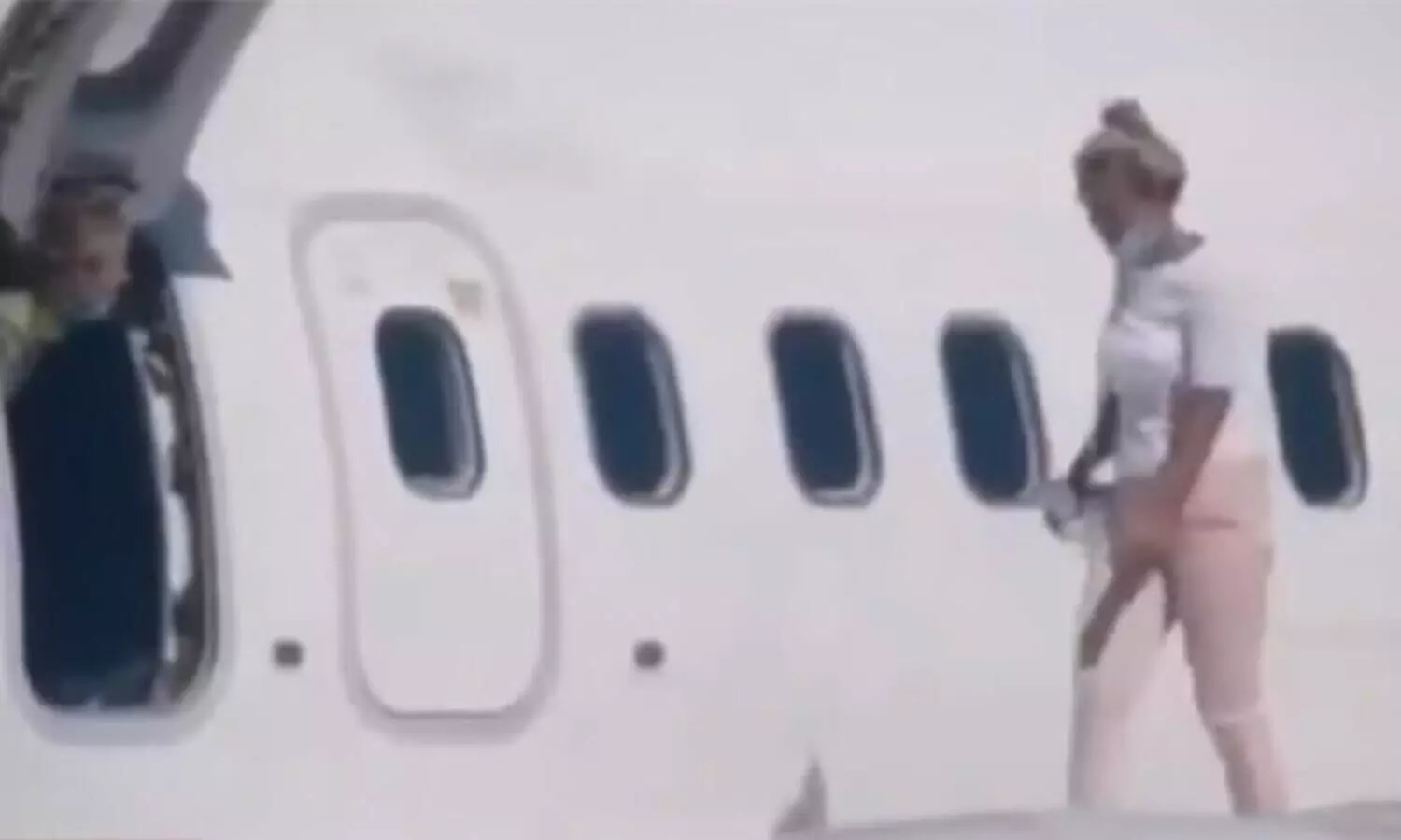 വിമാനത്തിനകത്ത്​ ചൂട്​​; കാറ്റുകൊള്ളാൻ ചിറകിലേക്കിറങ്ങി നടന്ന്​ യുവതി