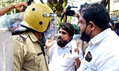 ഓഫിസ്​ ആക്രമണം; കമീഷണർ ഓഫിസിനു മുന്നിൽ പ്രതിഷേധവുമായി കോൺഗ്രസ്