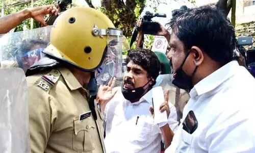 ഓഫിസ് ആക്രമണം; കമീഷണർ ഓഫിസിനു മുന്നിൽ പ്രതിഷേധവുമായി കോൺഗ്രസ് ഓഫിസ് ആക്രമണം; കമീഷണർ ഓഫിസിനു മുന്നിൽ പ്രതിഷേധവുമായി കോൺഗ്രസ്