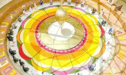 ​ഹീ​റോ​സി​ന്​ ആ​ദ​ര​മ​ർ​പ്പി​ച്ച്​ കൂ​റ്റ​ൻ പൂ​ക്ക​ളം