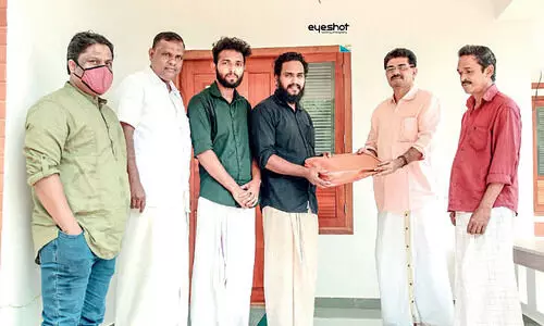 കോ​ട്ട​ക്കു​ന്നി​ലെ മ​ണ്ണി​ടി​ച്ചി​ലി​ല്‍ പ്രി​യ​പ്പെ​ട്ട​വ​രെ ന​ഷ്​​ട​മാ​യ ശ​ര​ത്തി​െൻറ വീ​ട്ടി​ൽ ഒാ​ണ​മു​ണ്ട്​ ബ​ഷീ​റ​ലി ത​ങ്ങ​ൾ