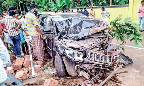 കാ​ർ മ​തി​ലി​ലി​ടി​ച്ച്​ നാ​ലു പേ​ർ​ക്ക് പ​രി​ക്ക്