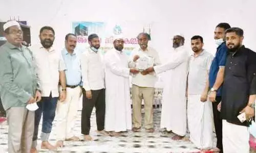 ഡോ. ​മു​ഹ​മ്മ​ദ് ശ​രീ​ഫ് മ​ഞ്ഞ​പ്പാ​റ​ക്ക് അ​ജ്​​വ യാ​ത്ര​യ​യ​പ്പ് ന​ല്‍കി