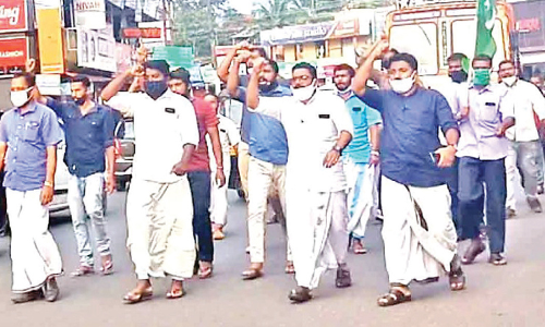 വാട്സ്​ആപ്​ ഗ്രൂപ്പിനെതിരെ ആക്ഷേപം;ബത്തേരിയിൽ ചെയർമാനെതിരെ യൂത്ത് ലീഗ് പ്രകടനം