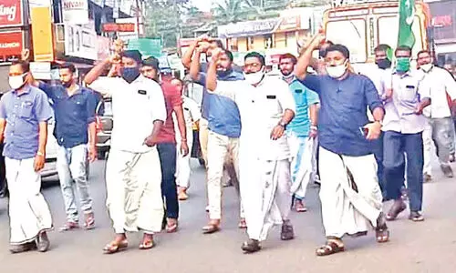 വാട്സ്​ആപ്​ ഗ്രൂപ്പിനെതിരെ ആക്ഷേപം;ബത്തേരിയിൽ ചെയർമാനെതിരെ യൂത്ത് ലീഗ് പ്രകടനം