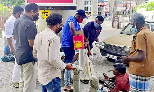 തെരുവിൽ കഴിയുന്നവർക്ക് ഓണസദ്യ നൽകി പൊലീസും കൂട്ടരും
