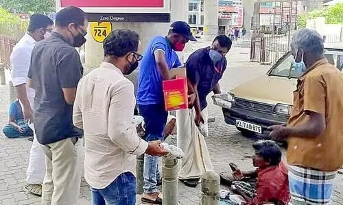 തെരുവിൽ കഴിയുന്നവർക്ക് ഓണസദ്യ നൽകി പൊലീസും കൂട്ടരും