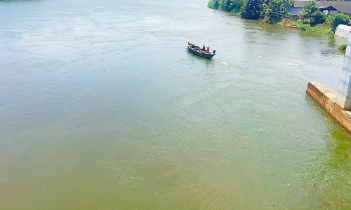 അവധി ദിനത്തിൽ പെരിയാർ നിറം മാറി ഒഴുകി