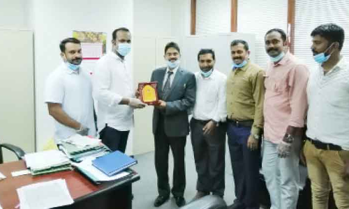 കെ.​എ​ൽ കു​വൈ​ത്ത്​ ഉ​പ​ഹാ​രം കൈ​മാ​റി