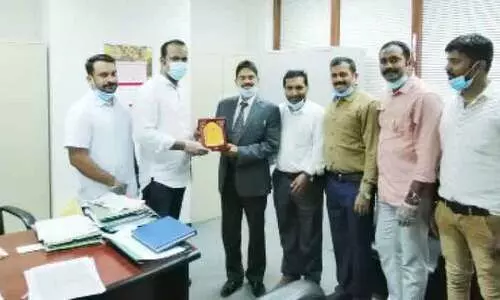 കെ.​എ​ൽ കു​വൈ​ത്ത്​ ഉ​പ​ഹാ​രം കൈ​മാ​റി