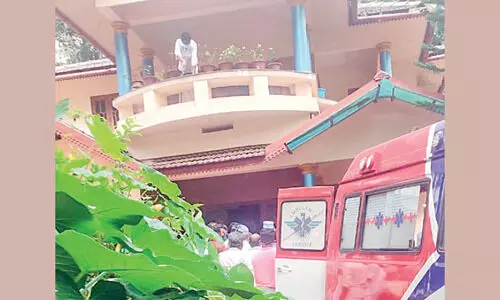 ഉ​മ്മ​യു​ടെ അ​ന്ത്യ​നി​മി​ഷ​ങ്ങ​ളി​ൽ അ​ടു​ത്തി​രി​ക്കാ​നാ​വാ​തെ അ​ബൂ​ബ​ക്ക​ർ