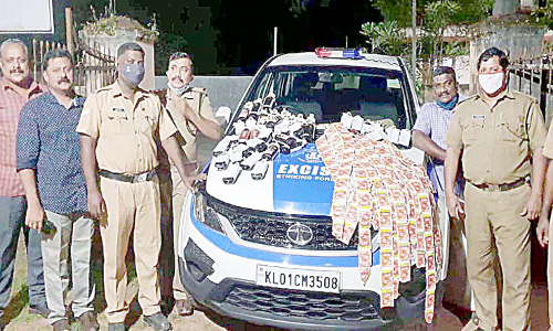 46 കുപ്പി വിദേശമദ്യവും 390 പാക്കറ്റ്​ ഹാൻസും പിടികൂടി