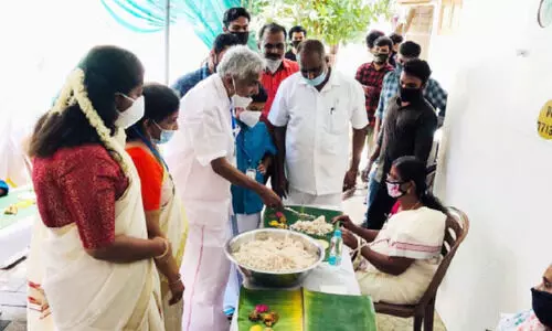 അർബുദ േരാഗികൾക്ക്​ ഒാണസദ്യ ഒരുക്കി ഉമ്മൻ ചാണ്ടി