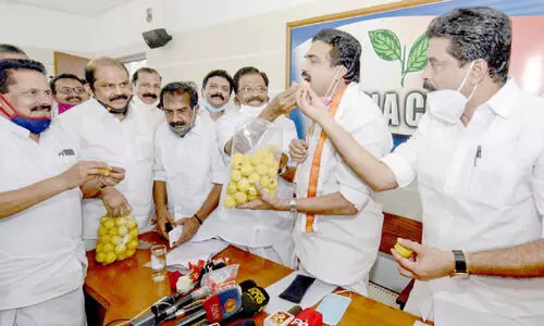 ഇല നൽകി കമീഷൻ; മധുരം വിളമ്പി കേരള കോൺഗ്രസ​ുകാർ