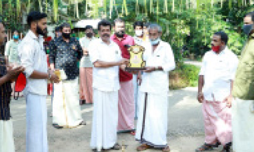 അരനൂറ്റാണ്ടിലേറെയായി കണ്ടാണശ്ശേരിയിൽ മീൻ വിൽക്കുന്ന ഖാലിദിന്​ ജ്വാലയുടെ ആദരം