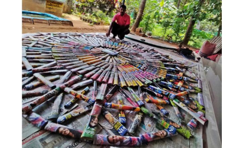 മാസികകള്‍ കൊണ്ട് പൂക്കളമൊരുക്കി ബാബു