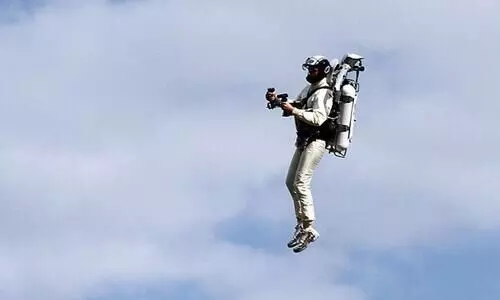 വിമാനങ്ങൾക്കരികെ പറക്കുന്ന മനുഷ്യനെ കണ്ടതായി പൈലറ്റ്; അന്വേഷിക്കാൻ എഫ്.ബി.ഐ