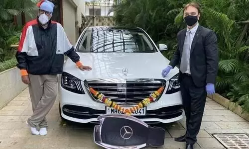 തനിക്ക്​ താൻതന്നെ ബെൻസ്​ സമ്മാനിക്കുന്നെന്ന്​ ബച്ചൻ; ഗ്യാരേജിലെത്തിയത്​ പുത്തൻ എസ്​ ക്ലാസ്​