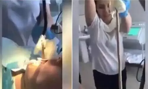 നാലടി നീളമുള്ള പാമ്പിനെ പുറത്തെടുത്തു; മാളത്തിൽ നിന്നല്ല, സ്​ത്രീയുടെ വായിൽ നിന്ന്​