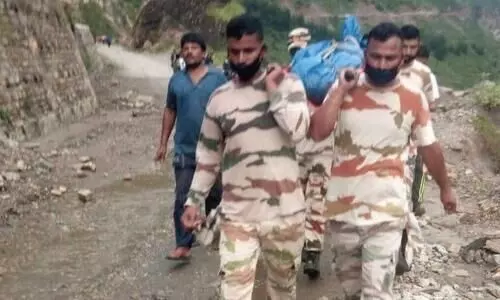 മ​രി​ച്ച​യാ​ളു​ടെ മൃ​ത​ദേ​ഹം സേന വീ​ട്ടി​ലെ​ത്തി​ച്ച​ത്​ 25 കി​.മീ ചു​മ​ന്ന്​